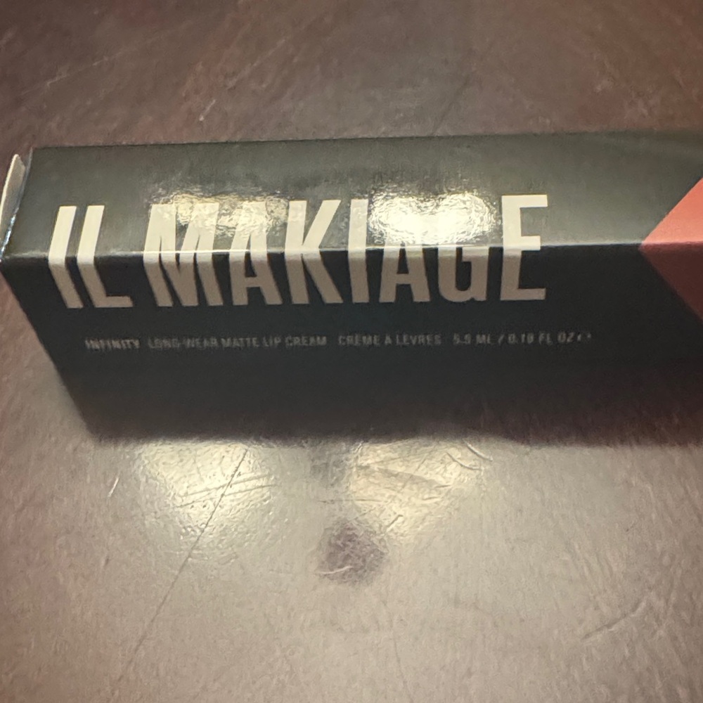 IL MAKIAGE Infinity Long-Wear Matte Lip Cream - Vibrant Red